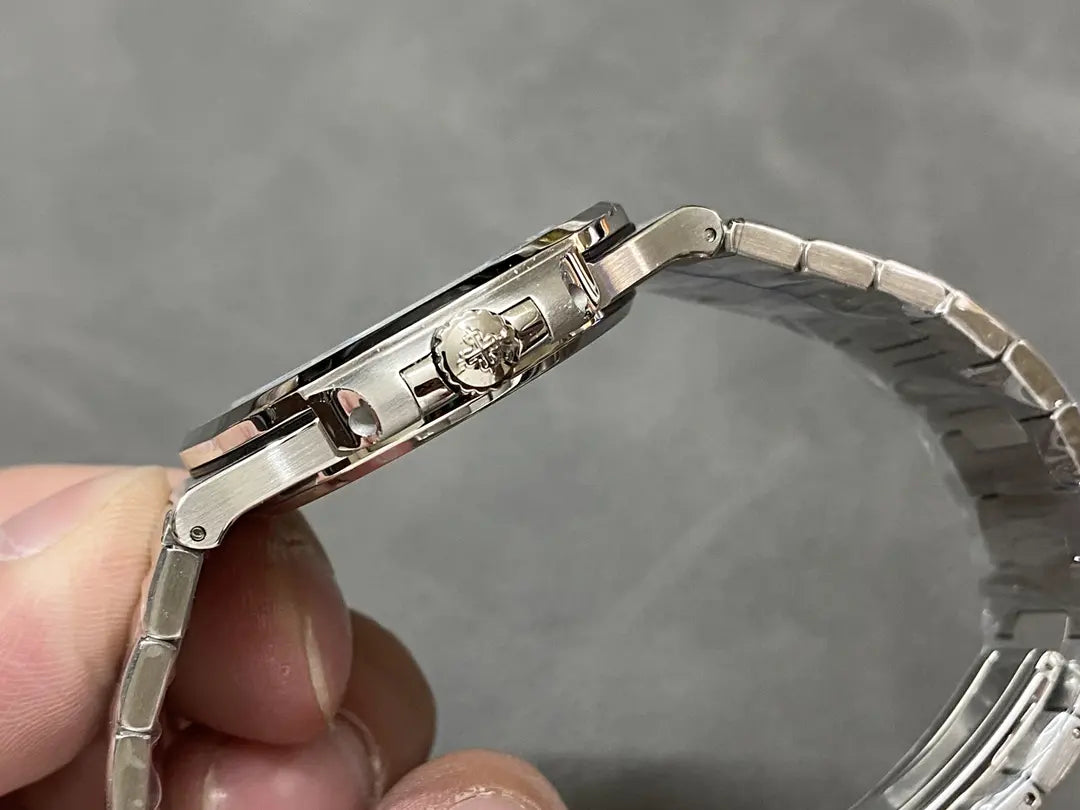 CLASSIC Nautilus 5711 1A 018 Green Dial 40mm Mens Watch