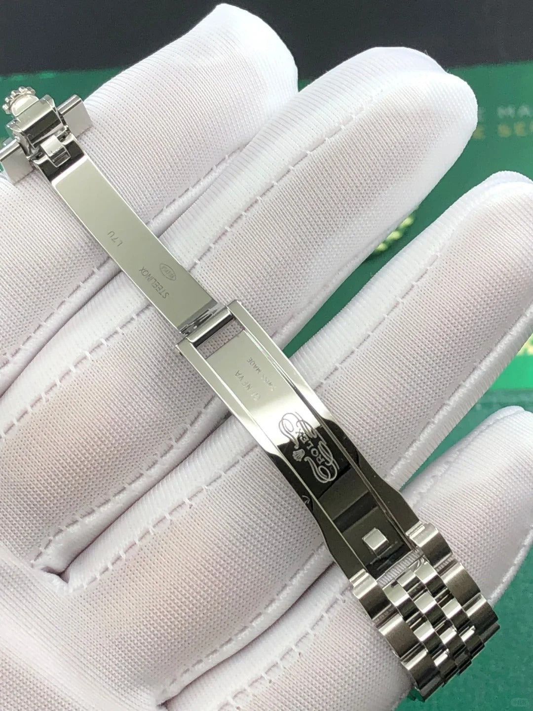 28 Pink Diamond Diary 279174-0003. Automatic mechanical movement