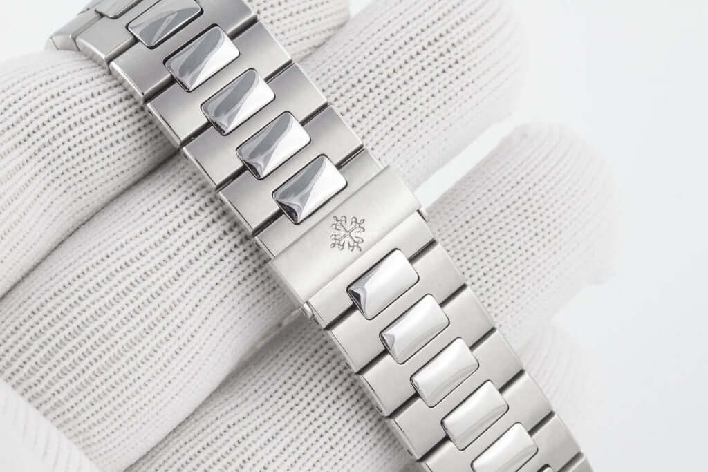 CLASSIC NAUTILUS STAINLESS STEEL BLUE DIAL 5711/1A-010