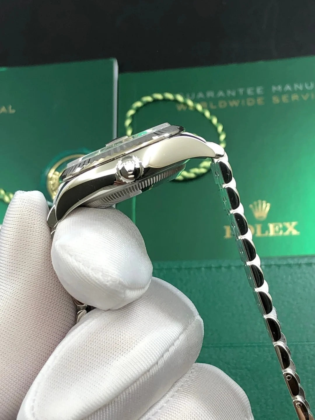 28 Pink Diamond Diary 279174-0003. Automatic mechanical movement