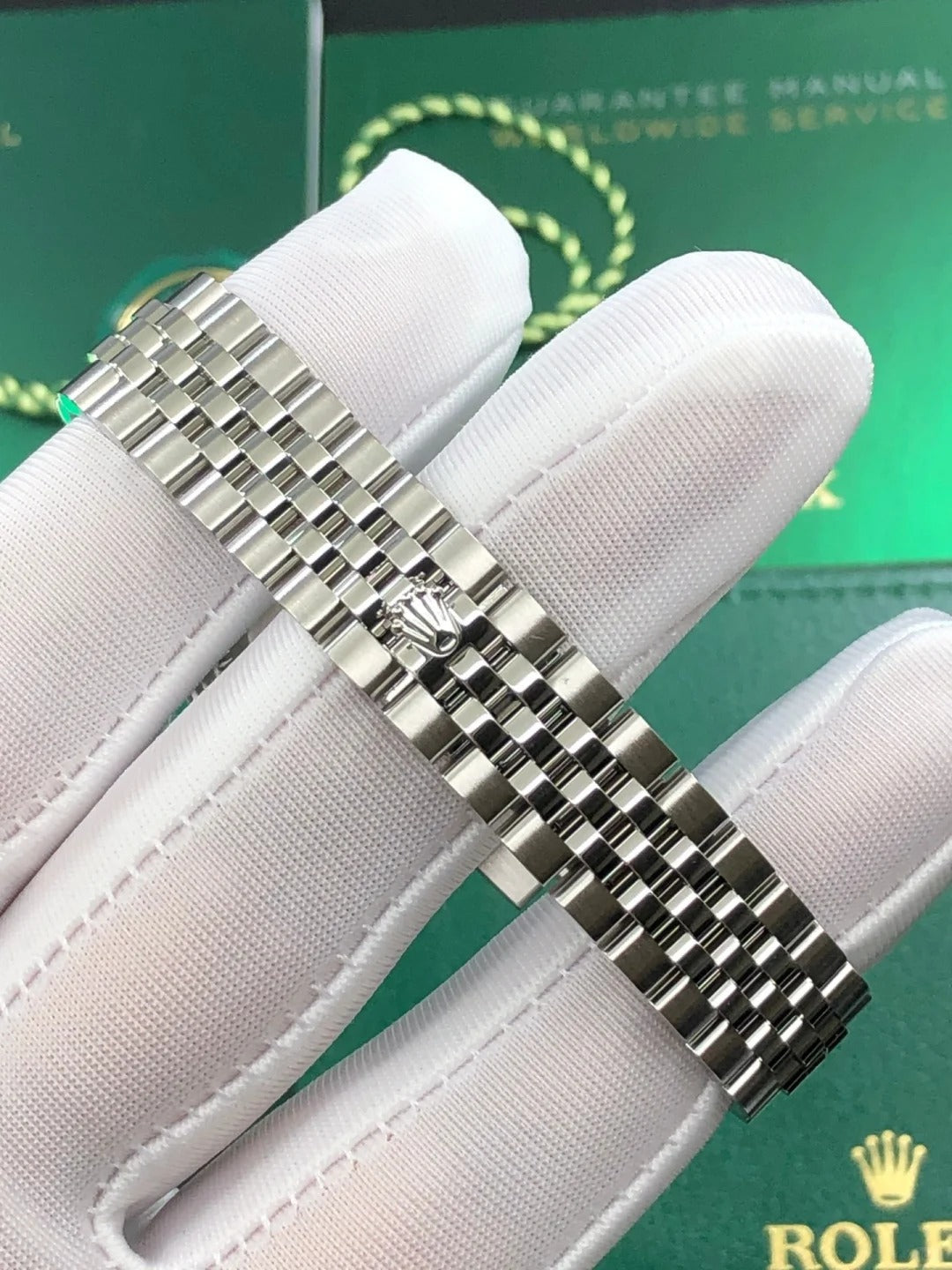 28 Pink Diamond Diary 279174-0003. Automatic mechanical movement