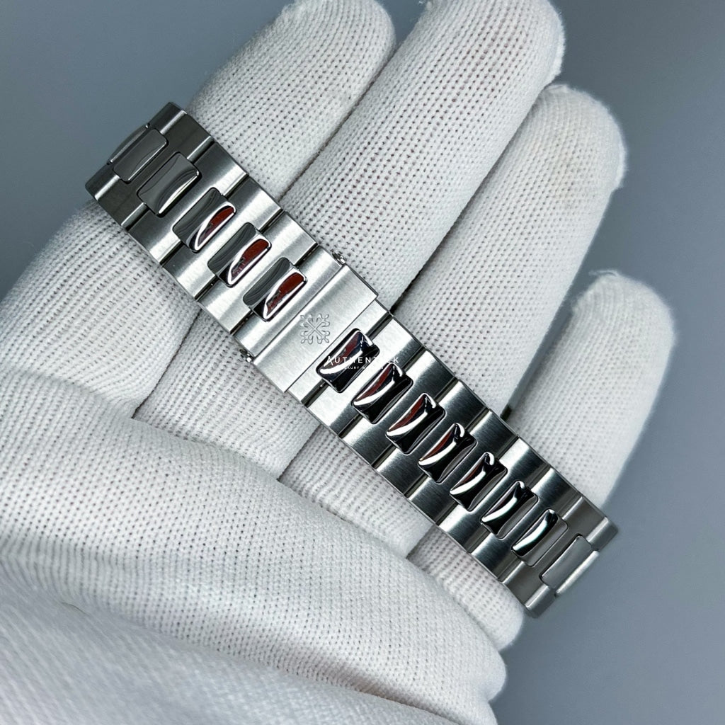 CLASSIC Nautilus Annual Calendar Stainless Steel White Dial 5726/1A-010